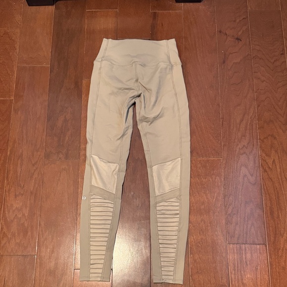ALO Yoga women’s small Leggings in Tan taupe - Picture 4 of 8